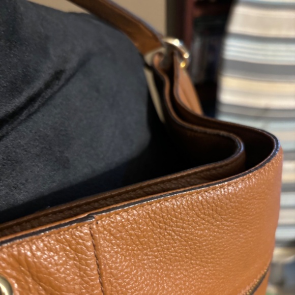 Beautiful Tan Michael Kors Hobo Handbag w/2 Outside Pockets & Tassel - Picture 9 of 11